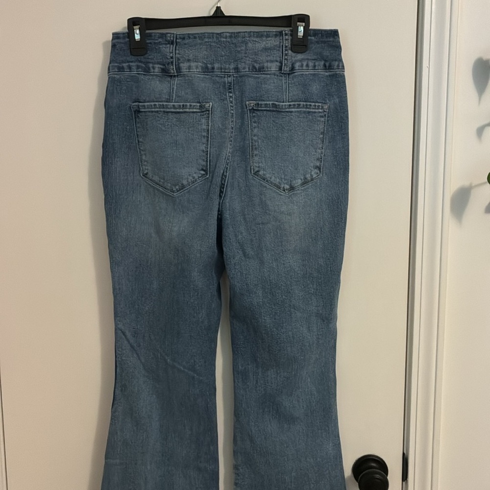 Kancan Estilo High Rise Flare Leg Twisted Seam Jeans Distressed hem. Size 30 - Picture 4 of 5